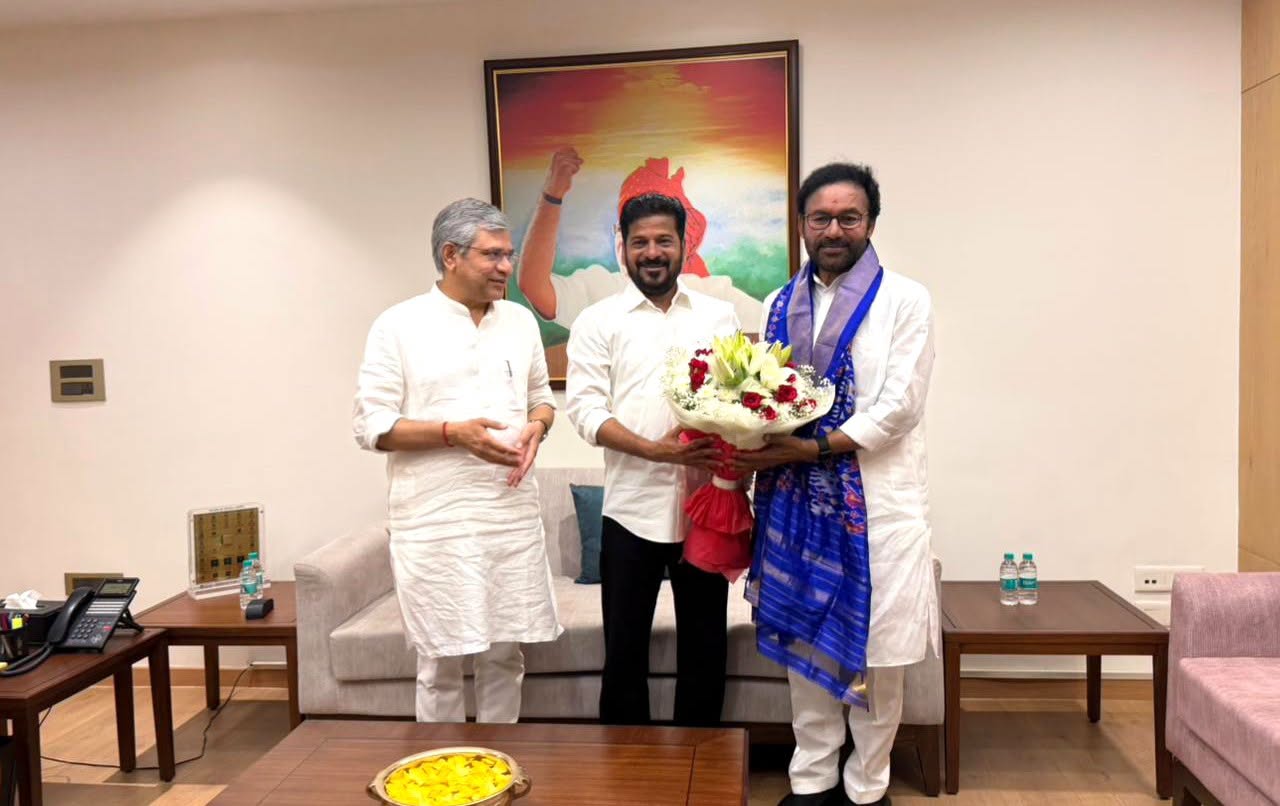 Hon’ble Chief Minister met the Union Railway Minister in New Delhi, accompanied by Union Minister for Coal and Mines G. Kishan Reddy.