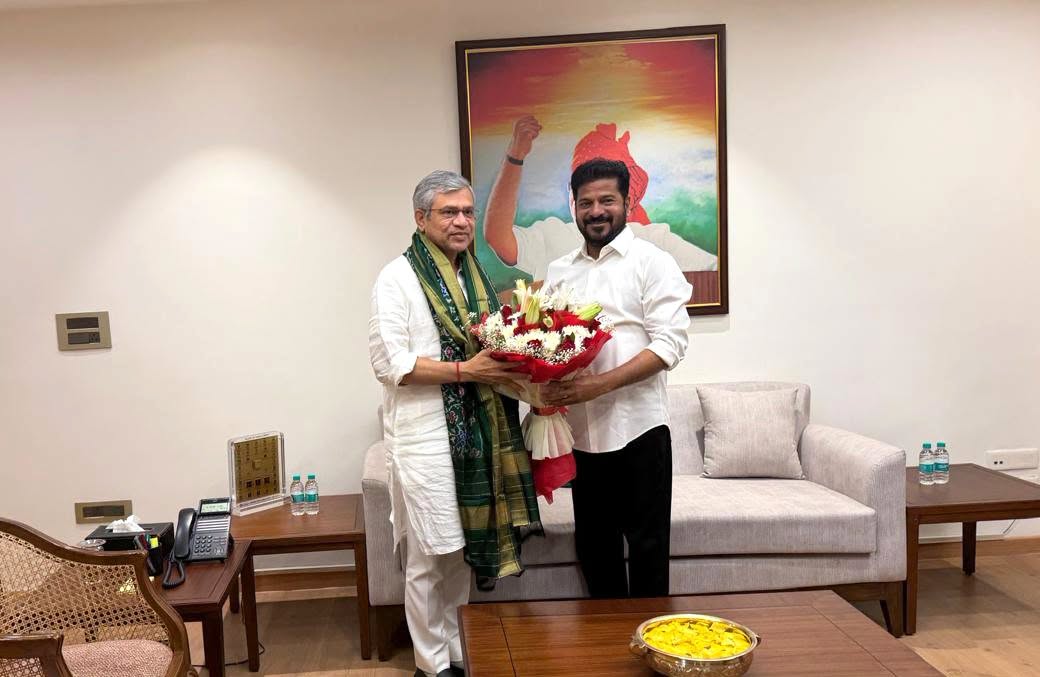 Hon’ble Chief Minister met the Union Railway Minister in New Delhi, accompanied by Union Minister for Coal and Mines G. Kishan Reddy. — image 2