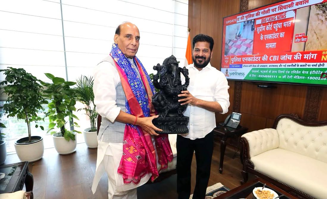 Hon’ble Chief Minister Shri A. Revanth Reddy met Hon’ble Defence Minister Shri Rajnath Singh Ji in New Delhi. — image 2