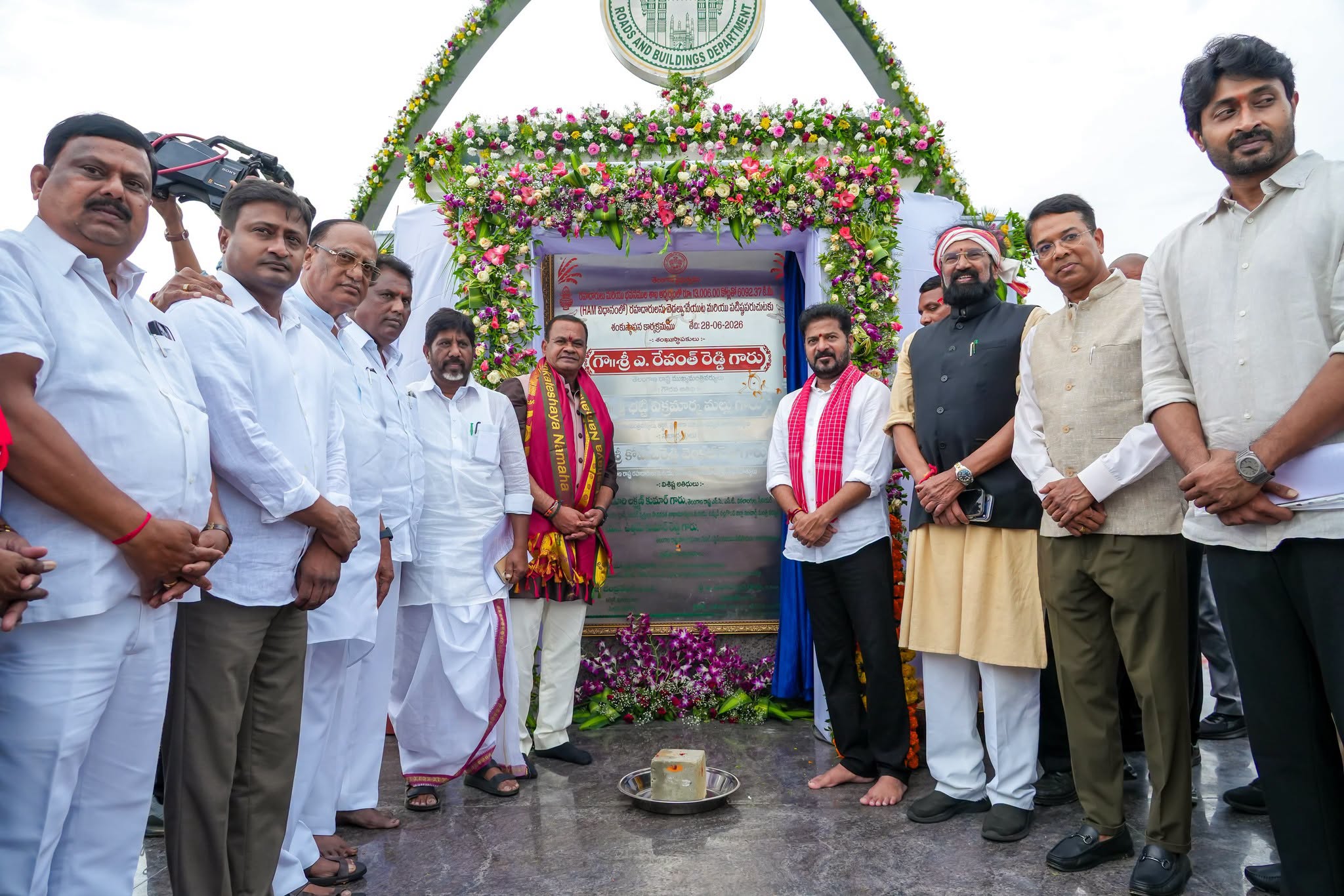 Hon’ble CM Sri A. Revanth Reddy Inaugurates the Pylon for HAM Roads at Market Yard, Kanagal, Nalgonda.
