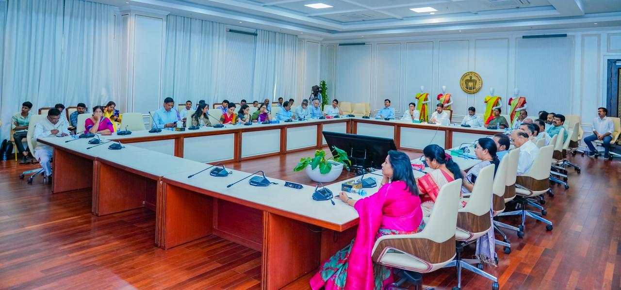 Hon’ble CM Sri A. Revanth Reddy Participated in Virtual Foundation Stone Laying for 8,000 SHG Village Organization Mahila Grama Sangham Buildings and Launches New Saree Design for 1 Crore Women of Telangana at Dr B R Ambedkar Telangana State Secretariat — image 4