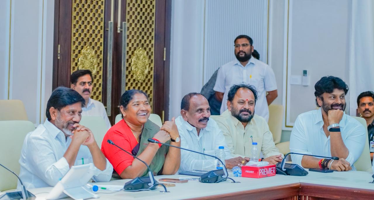 Hon’ble CM Sri A. Revanth Reddy Participated in Virtual Foundation Stone Laying for 8,000 SHG Village Organization Mahila Grama Sangham Buildings and Launches New Saree Design for 1 Crore Women of Telangana at Dr B R Ambedkar Telangana State Secretariat — image 5