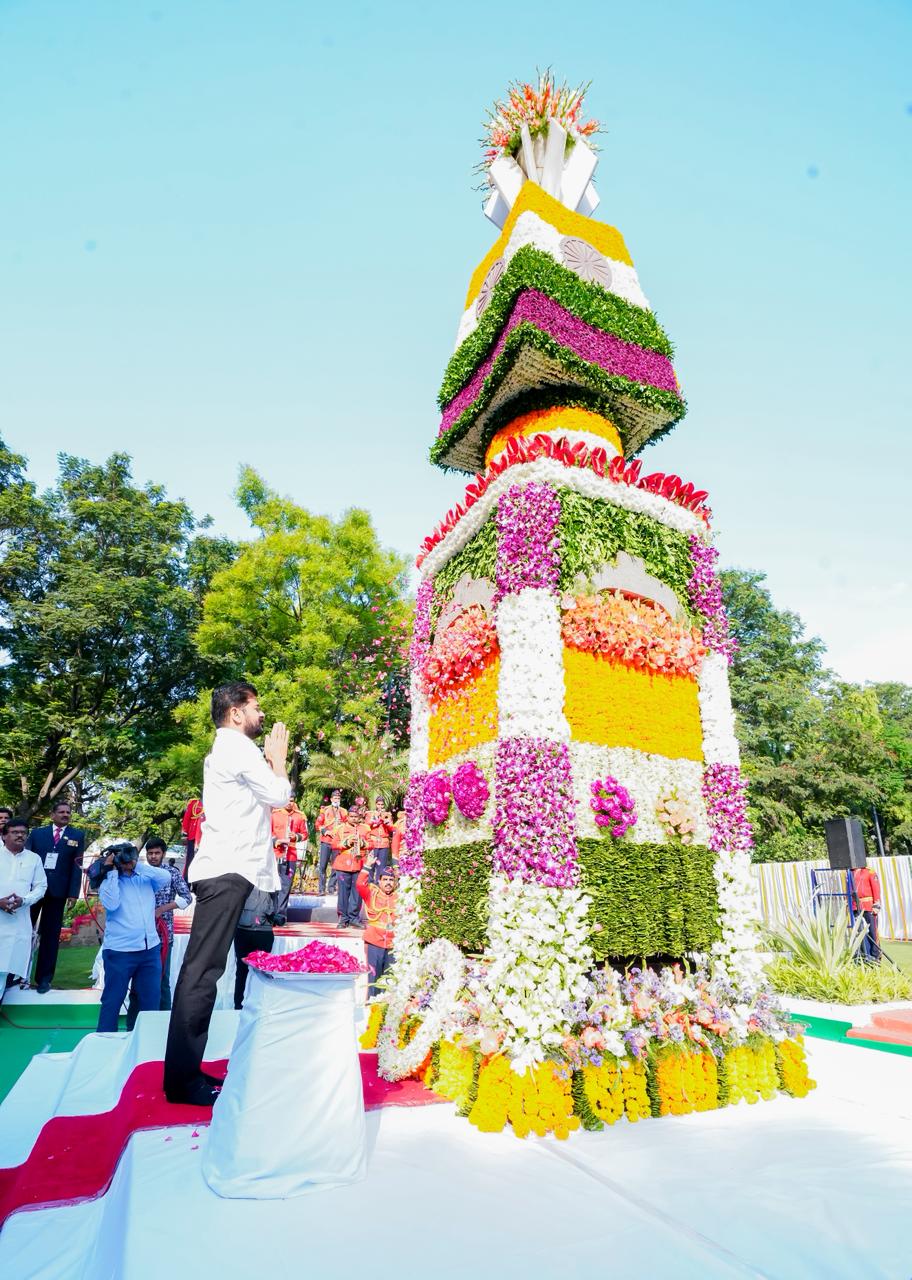 Hon’ble CM Sri A. Revanth Reddy Pays Floral Tributes to Telangana Martyrs at Telangana Amaraveerula Stupam, Gun Park. — image 2