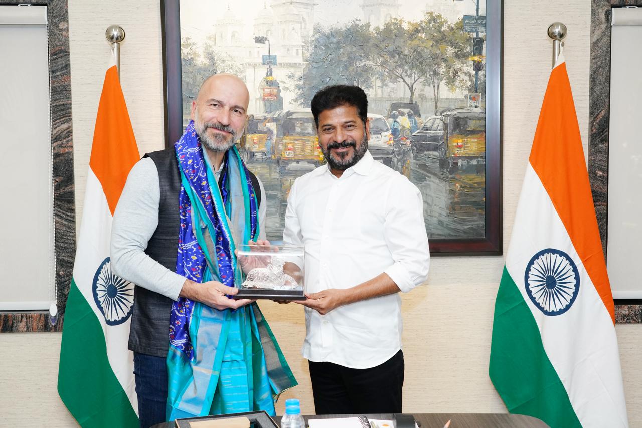 ఉబర్ సంస్థ చీఫ్ ఎగ్జిక్యూటివ్ ఆఫీసర్ (CEO) దారా ఖోస్రోషాహి గారి నేతృత్వంలోని ప్రతినిధి బృందం ముఖ్యమంత్రి గారితో జూబ్లీహిల్స్ నివాసంలో భేటీ అయింది.