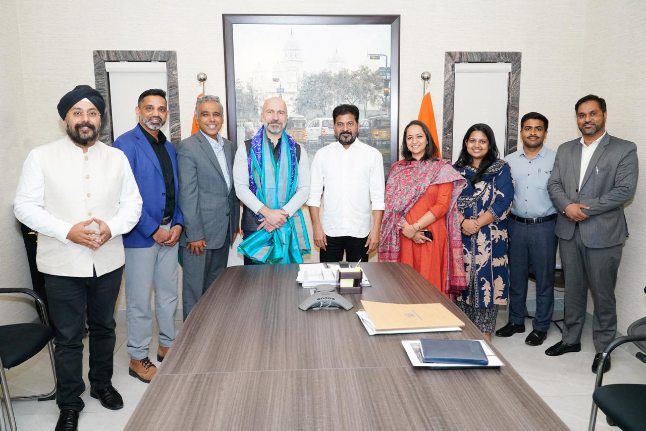 ఉబర్ సంస్థ చీఫ్ ఎగ్జిక్యూటివ్ ఆఫీసర్ (CEO) దారా ఖోస్రోషాహి గారి నేతృత్వంలోని ప్రతినిధి బృందం ముఖ్యమంత్రి గారితో జూబ్లీహిల్స్ నివాసంలో భేటీ అయింది. — image 5