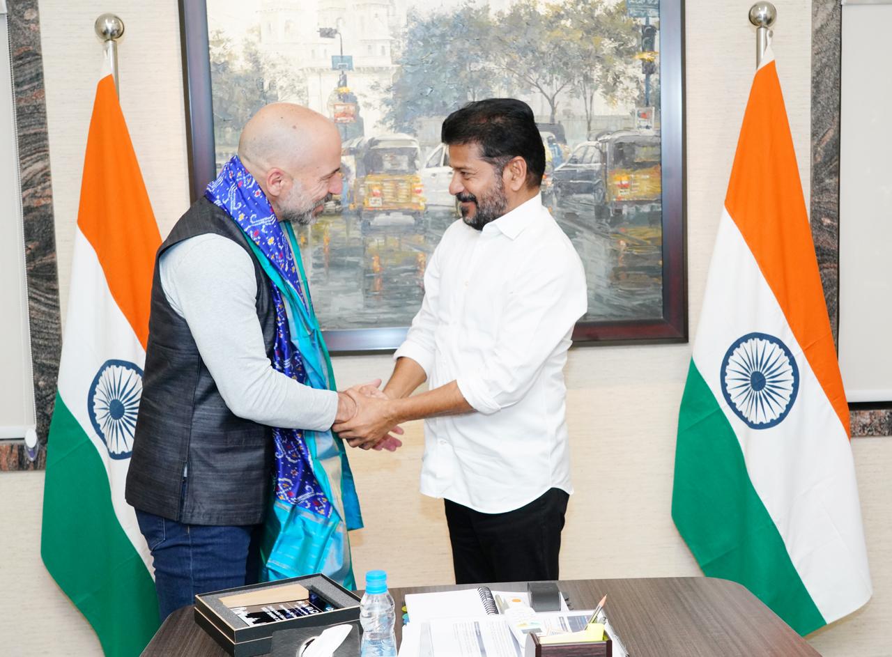 ఉబర్ సంస్థ చీఫ్ ఎగ్జిక్యూటివ్ ఆఫీసర్ (CEO) దారా ఖోస్రోషాహి గారి నేతృత్వంలోని ప్రతినిధి బృందం ముఖ్యమంత్రి గారితో జూబ్లీహిల్స్ నివాసంలో భేటీ అయింది. — image 6