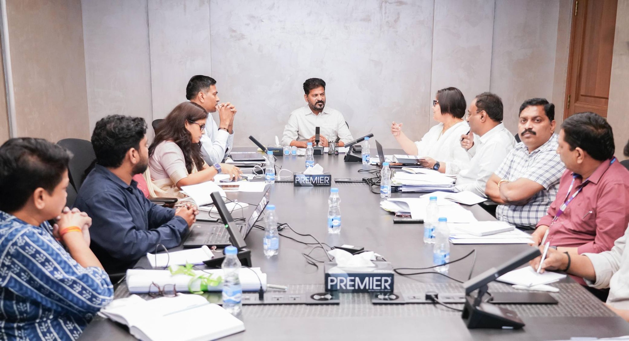 రాష్ట్రంలో మెగా గ్రోత్ కరిడార్ల అభివృద్ధి, వాటి ప్రణాళికలపై ముఖ్యమంత్రి గారు ఎంసీఆర్ హెచ్ఆర్డీలో మున్సిపల్ వ్యవహారాలు, పట్టణాభివృద్ధి శాఖ ఉన్నతాధికారులతో సమీక్ష సమావేశం నిర్వహించారు.