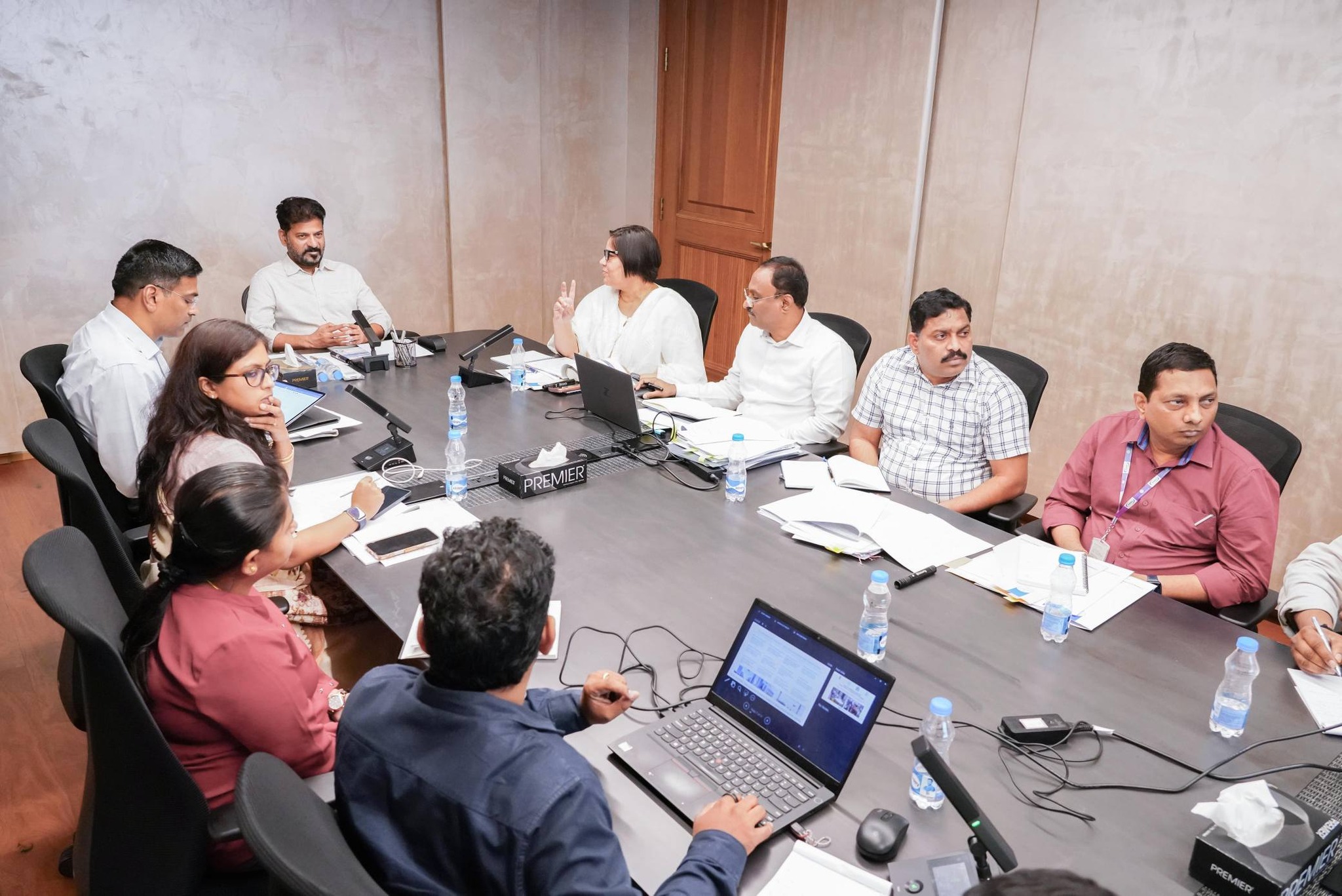 రాష్ట్రంలో మెగా గ్రోత్ కరిడార్ల అభివృద్ధి, వాటి ప్రణాళికలపై ముఖ్యమంత్రి గారు ఎంసీఆర్ హెచ్ఆర్డీలో మున్సిపల్ వ్యవహారాలు, పట్టణాభివృద్ధి శాఖ ఉన్నతాధికారులతో సమీక్ష సమావేశం నిర్వహించారు. — image 2