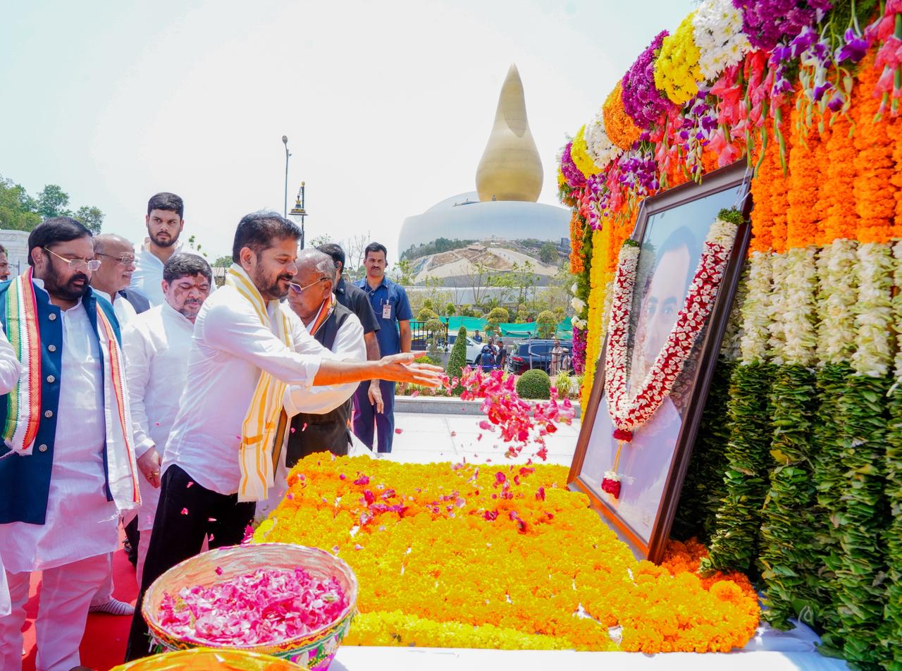 రాజీవ్ గాంధీ వర్ధంతి సందర్భంగా డాక్టర్ బీఆర్ అంబేద్కర్ సచివాలయం ఎదురుగా ఉన్న ఆ మహానేత విగ్రహానికి ముఖ్యమంత్రి గారు పుష్పాంజలి ఘటించారు.