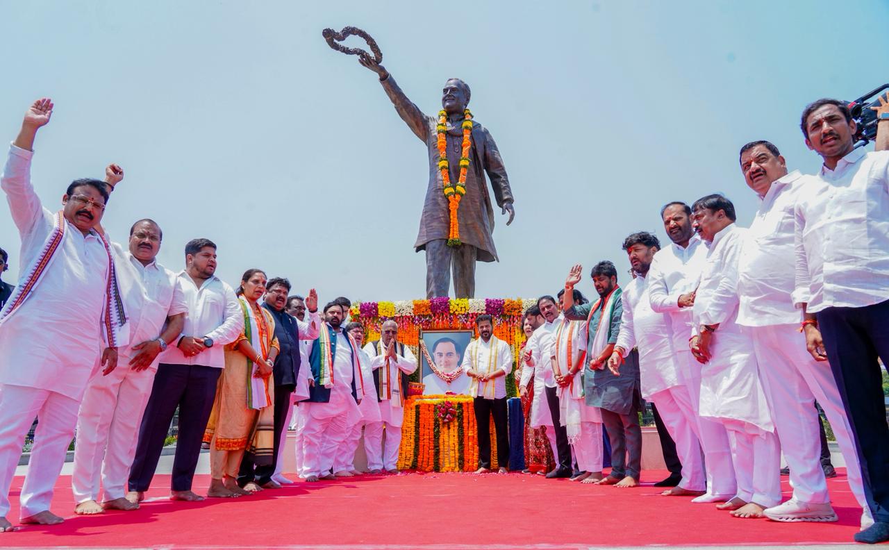 రాజీవ్ గాంధీ వర్ధంతి సందర్భంగా డాక్టర్ బీఆర్ అంబేద్కర్ సచివాలయం ఎదురుగా ఉన్న ఆ మహానేత విగ్రహానికి ముఖ్యమంత్రి గారు పుష్పాంజలి ఘటించారు. — image 2