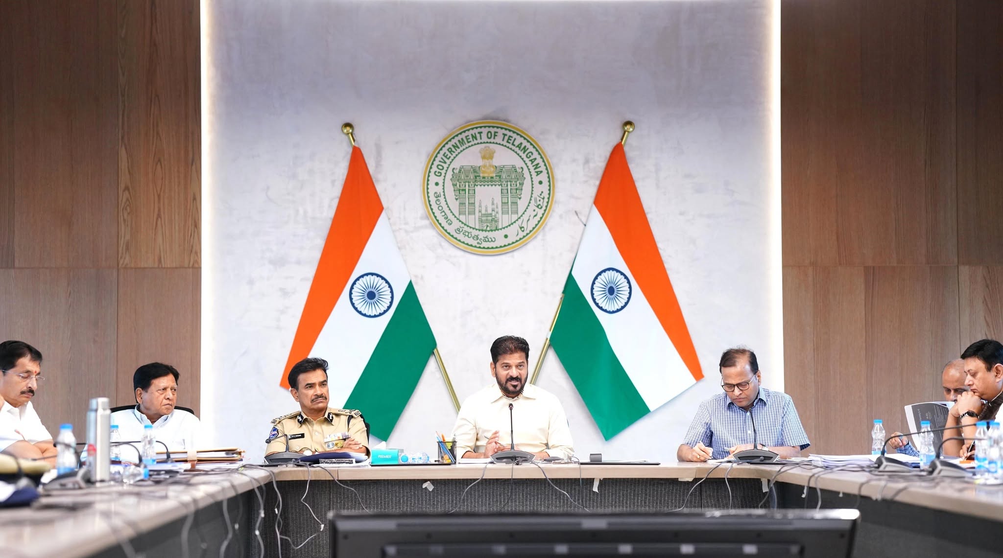వర్షాకాల సన్నద్ధతపై ఎంసీఆర్ హెచ్ ఆర్ డీలోని బోధి పేవిలియన్ లో ముఖ్యమంత్రి గారు ఉన్నతాధికారులతో సమీక్ష సమావేశం నిర్వహించారు.