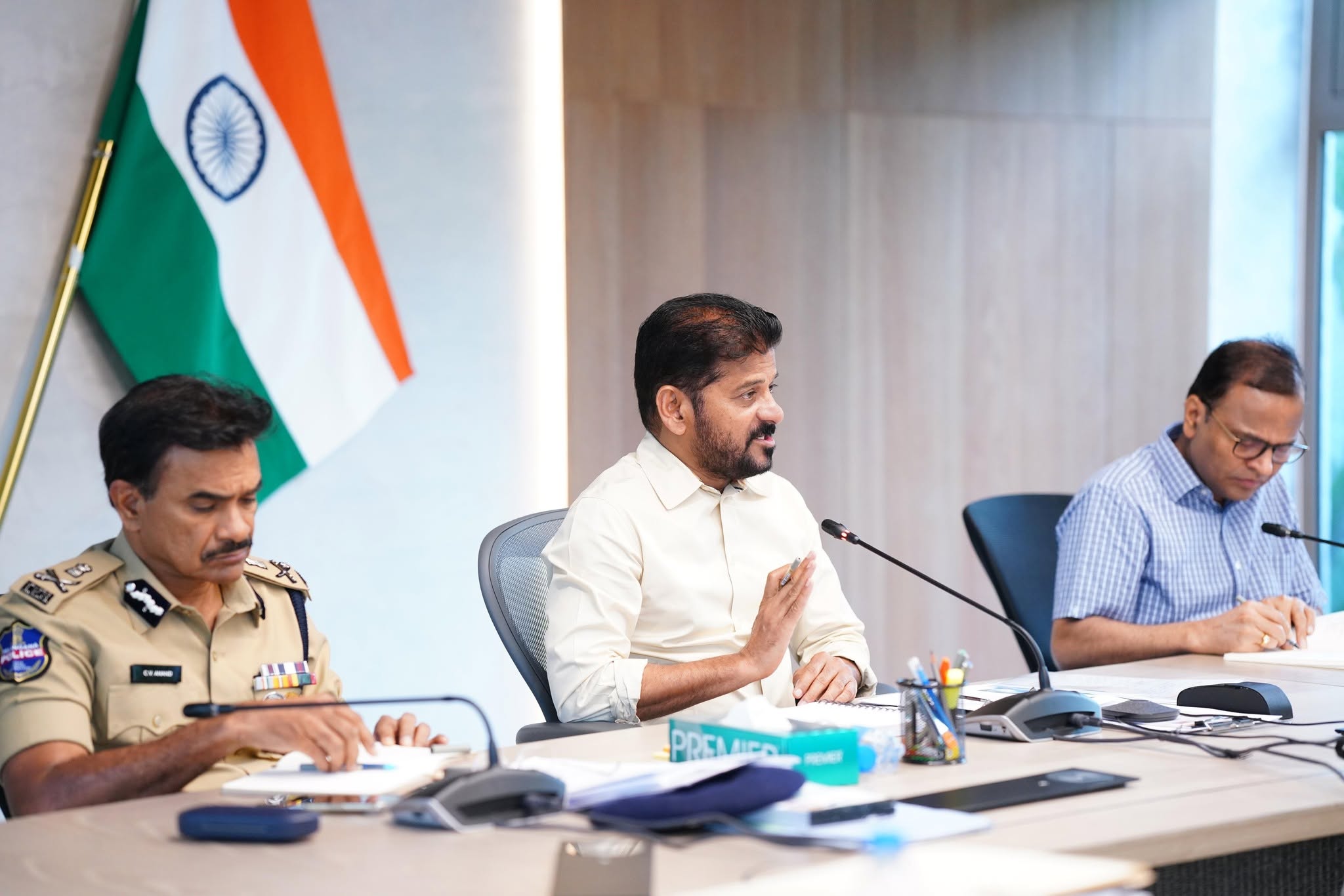 వర్షాకాల సన్నద్ధతపై ఎంసీఆర్ హెచ్ ఆర్ డీలోని బోధి పేవిలియన్ లో ముఖ్యమంత్రి గారు ఉన్నతాధికారులతో సమీక్ష సమావేశం నిర్వహించారు. — image 2