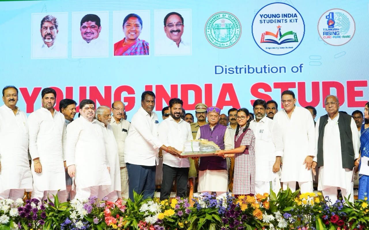 ఎల్ బీ స్టేడియంలో విద్యార్థులకు కిట్ల పంపిణీ, విద్యా అభివృద్ధి కార్యక్రమాలను రాష్ట్ర గవర్నర్ శివ ప్రతాప్ శుక్లా గారితో కలిసి ముఖ్యమంత్రి గారు ప్రారంభించారు.