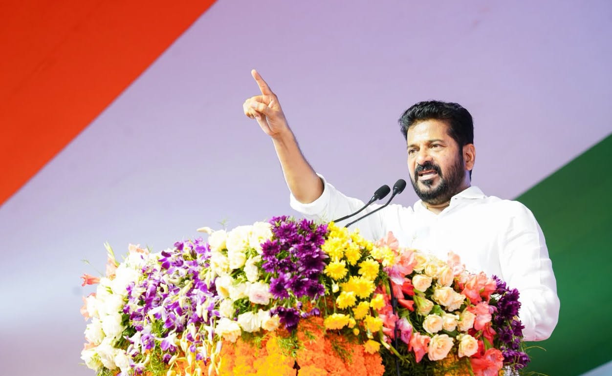 ఎల్ బీ స్టేడియంలో విద్యార్థులకు కిట్ల పంపిణీ, విద్యా అభివృద్ధి కార్యక్రమాలను రాష్ట్ర గవర్నర్ శివ ప్రతాప్ శుక్లా గారితో కలిసి ముఖ్యమంత్రి గారు ప్రారంభించారు. — image 2